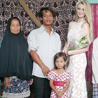 Sejak memulai perbincangan, Nur dan Polly Alexandria merasakan ada kecocokan satu sama lain, dari situlah tumbuh benih-benih cinta di antara keduanya. Polly pun mengungkapkan ada banyak kesamaan antara dirinya dan Nur Khamid. Tak hanya itu, sisi humoris dari pria berusia 27 tahun ini jadi kharisma tersendiri yang membuat Polly jatuh cinta. Setiap kali bersama Nur, Polly selalu dibuatnya tertawa dan bahagia. Foto: Dok.Instagram @karnaradheya.