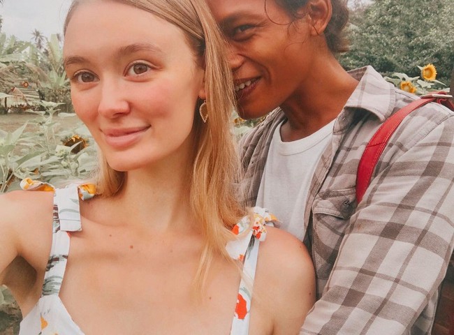 Bule asal Cullingworth, Leeds, Inggris, Polly Alexandria Robinson dikenal publik semenjak menikah dengan pria asal Magelang, Jawa Tengah, Nur Khamid pada Minggu (16/12/2018). Keduanya melangsungkan acara pernikahan secara sederhana di kampung Nur yang berada di Kabupaten Magelang, Jawa Tengah. Foto: Dok. Instagram @pollyoddsocks.