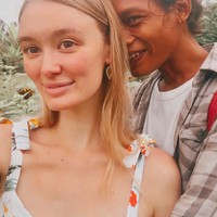 Bule asal Cullingworth, Leeds, Inggris, Polly Alexandria Robinson dikenal publik semenjak menikah dengan pria asal Magelang, Jawa Tengah, Nur Khamid pada Minggu (16/12/2018). Keduanya melangsungkan acara pernikahan secara sederhana di kampung Nur yang berada di Kabupaten Magelang, Jawa Tengah. Foto: Dok. Instagram @pollyoddsocks.