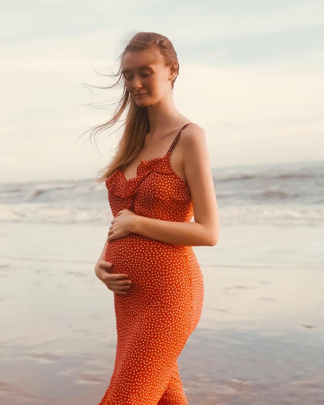 Sementara itu di akun Instagramnya @pollyoddsocks, Polly Alexandria berpose memperlihatkan perutnya yang semakin membuncit. Ia bersyukur karena akan menjadi seorang ibu. Half way there to bringing new life 👶🏽🌴•Setengah jalan untuk menuju hidup baru 👶🏽🌴, tulisnya. Foto: Dok. Instagram @pollyoddsocks.