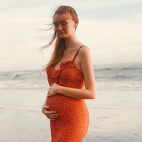 Sementara itu di akun Instagramnya @pollyoddsocks, Polly Alexandria berpose memperlihatkan perutnya yang semakin membuncit. Ia bersyukur karena akan menjadi seorang ibu. Half way there to bringing new life 👶🏽🌴•Setengah jalan untuk menuju hidup baru 👶🏽🌴, tulisnya. Foto: Dok. Instagram @pollyoddsocks.