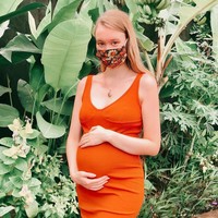 Sambil memegang perut, Polly Alexandria tampak memakai masker dan dress warna terracota, saat sedang berada di kebun. Warganet pun mendoakan kehamilan Polly lancar. Ihhh gak sabar nanti baby nya mirip siapa ,,, sehat trs ya bumil lancar sampai lahiran, ucap @ila_minho17. Aaaaa selamat, semoga sehat selalu, tutur akun @werdosjtmk. Foto: Dok. Instagram @pollyoddsocks.