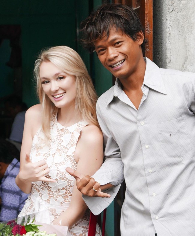 Polly dan Nur kerap mengunggah potret mesra di akun Instagram masing-masing. Nur Khamid dan Polly Alexandria Robinson pertama kali bertemu di pantai Double Six, Bali. Saat itu, wanita yang berasal dari Cullingworth, Leeds, Inggris ini tengah berlibur dan berjemur di pantai. Nur Khamid pun mulai mendekati Polly untuk menawarkanya makanan. Foto: Dok. Instagram @pollyoddsocks.