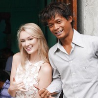 Polly dan Nur kerap mengunggah potret mesra di akun Instagram masing-masing. Nur Khamid dan Polly Alexandria Robinson pertama kali bertemu di pantai Double Six, Bali. Saat itu, wanita yang berasal dari Cullingworth, Leeds, Inggris ini tengah berlibur dan berjemur di pantai. Nur Khamid pun mulai mendekati Polly untuk menawarkanya makanan. Foto: Dok. Instagram @pollyoddsocks.