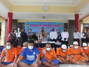 Polisi Gadungan Rampas HP ABG Blitar Saat Tertibkan Kerumunan
