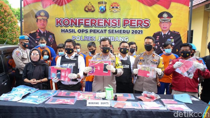 Polres Jombang menggelar Operasi Penyakit Masyarakat (Pekat) selama 12 hari menjelang Bulan Suci Ramadhan. Dari operasi ini terungkap penyakit masyarakat di Kota Santri didominasi aksi premanisme dan peredaran minuman keras (miras).