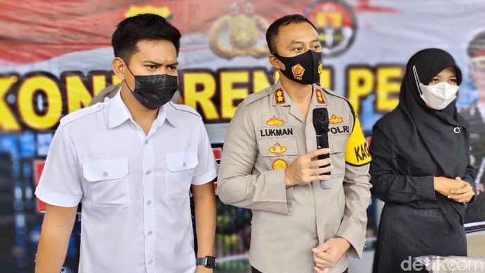 Kasus suami jual istri di Kediri terbongkar. Pelaku menjual istrinya ke lelaki hidung belang dengan tarif Rp 1 juta.