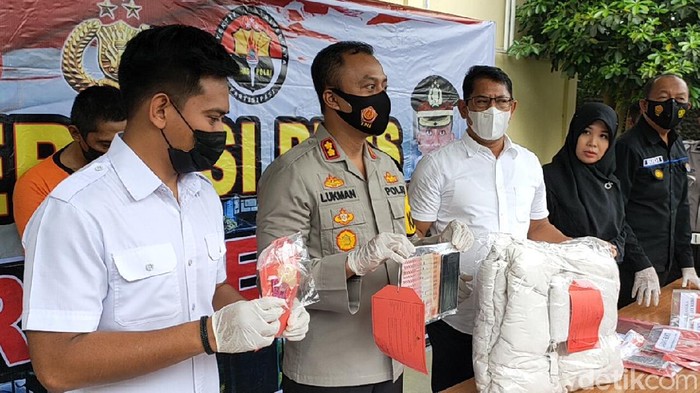Kasus suami jual istri di Kediri terbongkar. Pelaku menjual istrinya ke lelaki hidung belang dengan tarif Rp 1 juta.