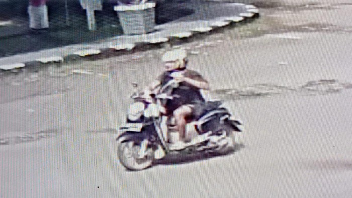 Pria diduga pelaku teror terekam CCTV menjatuhkan kotak mencurigakan di Kantor Bupati Pinrang (dok. Istimewa).