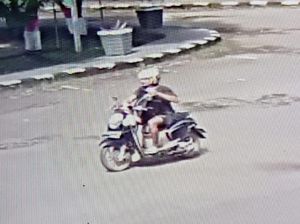Terekam CCTV! Pria Jatuhkan Kotak Misterius di Kantor Bupati Pinrang