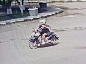 Terekam CCTV! Pria Jatuhkan Kotak Misterius di Kantor Bupati Pinrang