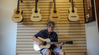Perajin menyelesaikan produksi gitar akustik di rumah produksi Secco Guitar, Bandung, Jawa Barat, Selasa (6/4/2021). 