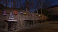 Keheningan telah menggantikan riuh dengungan percakapan yang sebelumnya menyelimuti kafe-kafe sepanjang trotoar di Athena, Yunani.  