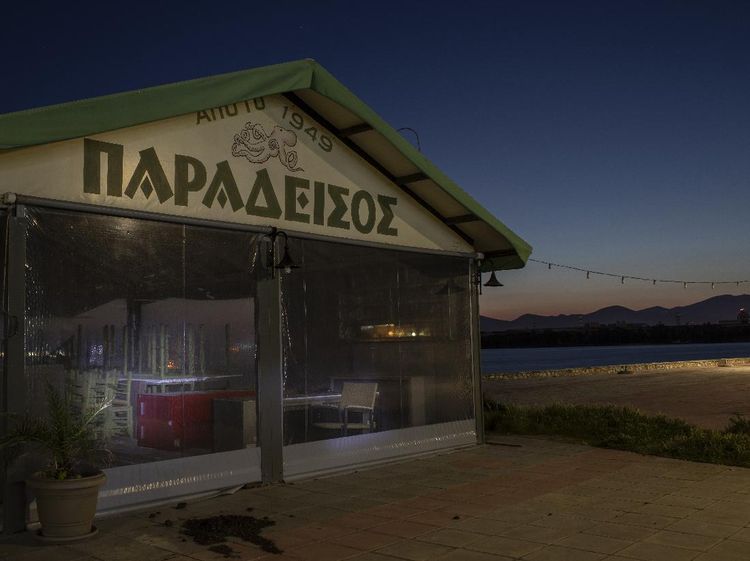 Tempat Nongkrong di Yunani Kini Bak Kota Mati