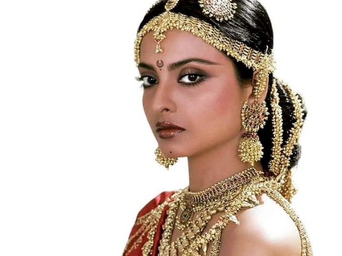 Rekha, bintang Bollywood yang disebut selingkuhan Amitabh Bachchan.