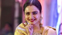 Rekha sebenarnya sempat menikah dengan Mukesh Aggarwal, namun beberapa bulan setelah pernikahan mereka sang suami mengakhiri hidupnya pada 1990. Dok. Instagram