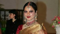 Hal itu pun membuat Rekha kembali menjadi sorotan tak hanya karena penampilannya yang awet muda tapi juga kisah asmaranya dengan Amitabh Bachchan. Dok. Instagram