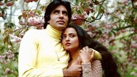 Pada 1976 Rekha sempat beradu peran dengan Amitabh Bachchan dalam film Do Anjaane. Dok. Instagram