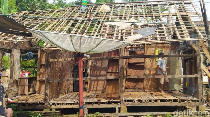Rumah Siti Nuraida dibongkar untuk diperbaiki.