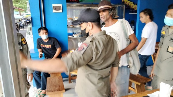 Satpol PP Denpasar Amankan WNA India Diduga Kerap Palak Warung