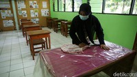 Meja guru hingga murid juga dibersihkan. Debu yang menempel dibersihkan menggunakan kain.