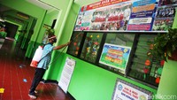 Penyemprotan disinfektan dilakukan mulai dari ruang kelas hingga teras sekolah. 