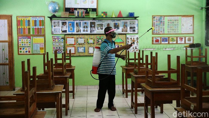 Guru menyiapkan ruang kelas di SD Kenari 08 Pagi di, Jakarta Pusat, Selasa (6/4/2021). Proses pembersihan kelas ini dilakukan guna mempersiapakan uji coba kegiatan belajar tatap muka yang akan diselenggarakan 7-29 April 2021.