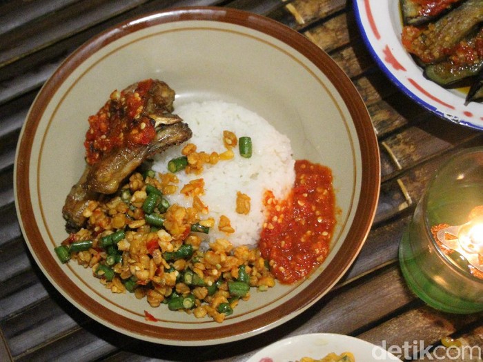 Sego Sambel Cak Uut: Disengat Nikmat Sambal Tempong yang Diracik Segar