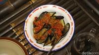 Selain sambal tempong, di sini juga ada sambal terong. Satu porsi sambel terong dengan harga Rp15.0000 sangat melimpah, cukup untuk 2-3 orang. Foto: detikcom/Luthfi Baihaqy