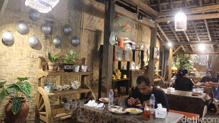 Sego Sambel Cak Uut: Disengat Nikmat Sambal Tempong yang Diracik Segar