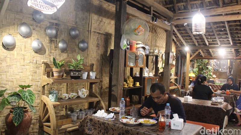 Sego Sambel Cak Uut: Disengat Nikmat Sambal Tempong yang Diracik Segar