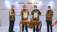 Direktur Utama SIG, Hendi Prio Santoso (kedua dari kanan), Direktur Utama BNI, Royke Tumilaar (kedua dari kiri), Direktur Keuangan & Manajemen Risiko SIG, Doddy Sulasmono Diniawan (paling kiri), Direktur Bisnis UMKM BNI, Muhammad Iqbal (paling kanan) usai penandatanganan Perjanjian Kerja Sama.