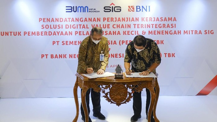 Semen indonesia PT Semen Indonesia (Persero) Tbk (SIG) dan PT Bank Negara Indonesia
(Persero) Tbk (BNI) melakukan penandatanganan Perjanjian Kerja Sama Solusi Digital Value Chain
untuk Pembiayaan Distributor Mitra SIG. Penandatanganan dilakukan oleh Direktur Utama SIG,
Hendi Prio Santoso dan Direktur Utama BNI, Royke Tumilaar di Jakarta, Senin (5/4).