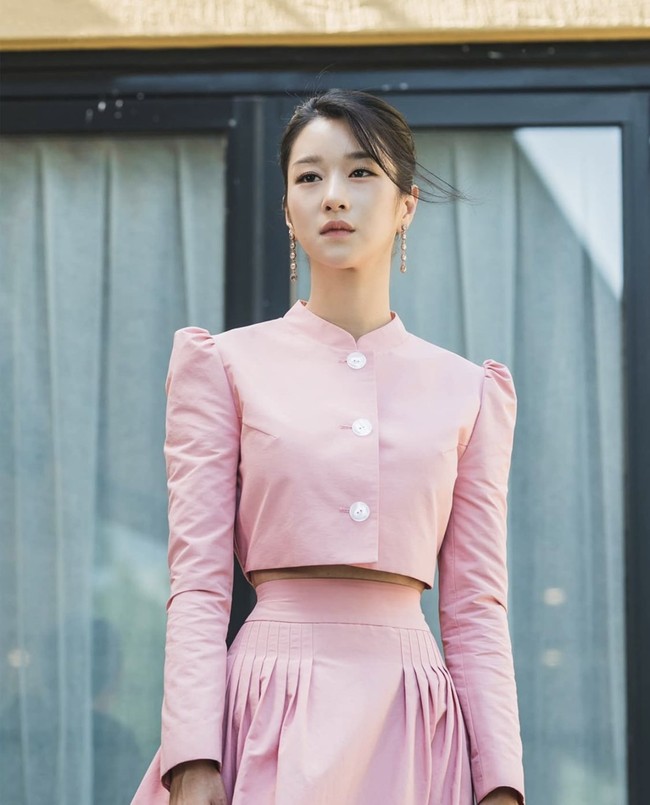 Seo Ye Ji menempati posisi teratas sebagai aktris Korea tercantik pilihan penggemar mancanegara. Ia membuat penonton drama Korea It’s Okay to Not Be Okay salah fokus dengan tubuh ramping dan pinggang semut yang bikin wanita iri.  Foto: dok Instagram seoyeajiluv