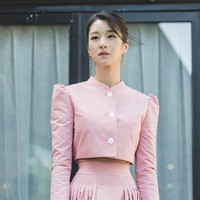 Seo Ye Ji menempati posisi teratas sebagai aktris Korea tercantik pilihan penggemar mancanegara. Ia membuat penonton drama Korea It’s Okay to Not Be Okay salah fokus dengan tubuh ramping dan pinggang semut yang bikin wanita iri.  Foto: dok Instagram seoyeajiluv