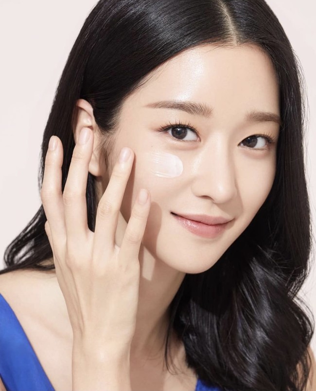 3. Di urutan ketiga, ada Seo Ye Ji yang dinilai cantik alami tanpa make up. Dia menjadi perbincangan karena punya pinggang semut saat membintangi It’s Okay to Not Be Okay. Sempat tersandung kontroversi, sang aktris akan memulai comeback lewat drama Korea Eve tahun ini. Foto: dok Instagram seoyeajiluv