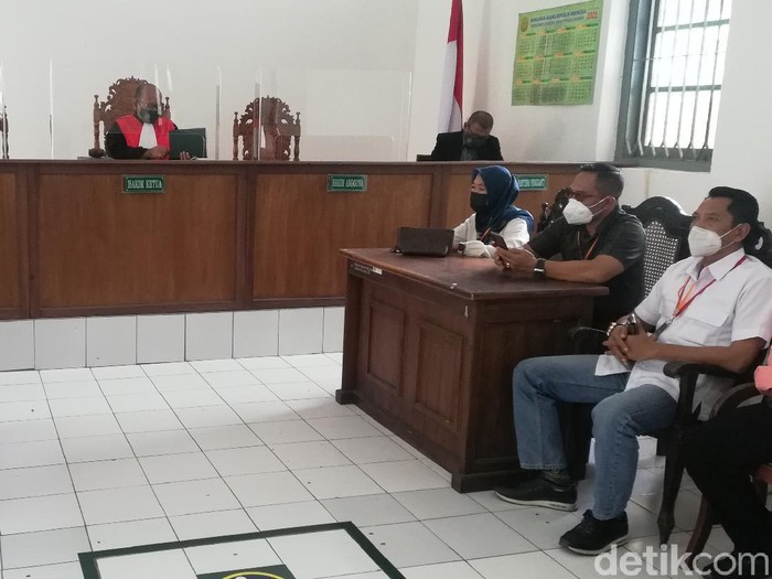 Sidang putusan praperadilan kasus terkait komentar hina Gibran Rakabuming Raka di PN Solo, Selasa (6/4/2021).