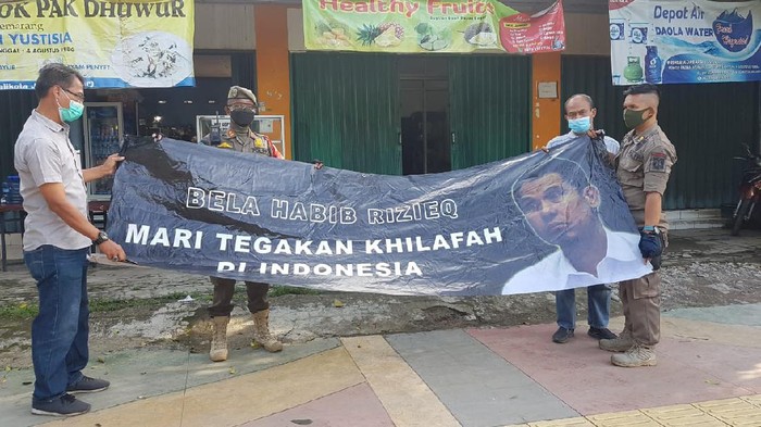 Spanduk Bela Habib Rizieq dicopot Satpol PP Jaktim.