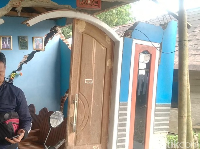 Tanah bergerak merusak rumah warga di Pemalang, Selasa (6/4/2021).