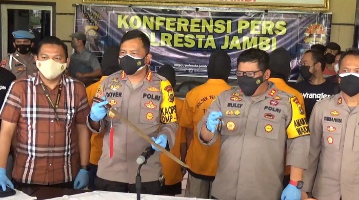 Tersangka pembacokan siswa di Jambi (Foto: Ferdi/detikcom)