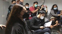 Bahkan sempat terdengar suara Thalita Latief di luar ruangan saat kondisi mulai memanas.