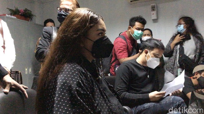 Thalita Latief dan Dennis Lyla saat ditemui di PA Jakarta Pusat.