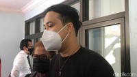 Mengenai isu KDRT dan orang ketiga pun Dennis hanya meminta pada awak media untuk menunggu pembahasan di pengadilan saja.
