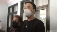 Dennis pun enggan menceritakan apa yang sebenarnya terjadi di dalam ruang mediasi.
