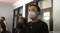 Saat proses mediasi, Thalita Latief dan Dennis Lyla membahas banyak perkara termasuk dugaan KDRT hingga adanya pihak ketiga. (Foto: Hanif/detikcom) 