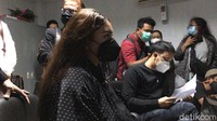 Kurang lebih satu jam Thalita Latief dan Dennis Lyla menjalani mediasi. Keduanya ditemani kuasa hukum masing-masing. (Foto: Hanif/detikcom) 