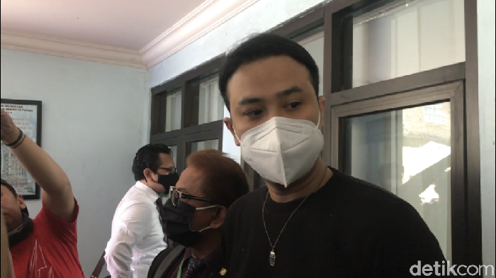 Thalita Latief & Dennis Lyla menjalani mediasi perceraian di Pengadilan Agama Jakarta Pusat, kawasan Rawasari, Jakarta Pusat, Selasa (6/4/2021).