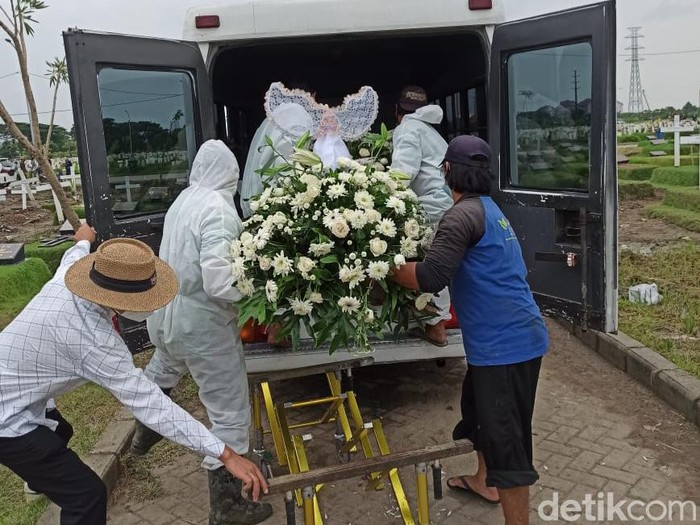 Jenazah mendiang Erwan Siswoyo, ayah dari Dino Wijaya akhirnya dibongkar dan dipindahkan dari TPU Keputih blok COVID-19. Pemindahan jenazah dilakukan setelah Dino menang dalam gugatan di PTUN.