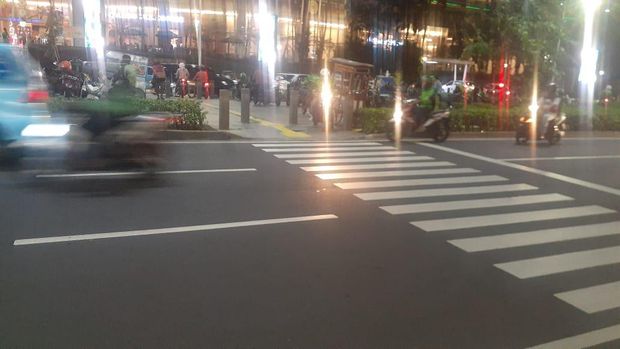 Trotoar di depan Kuningan City masih belum ada pembatas, Selasa (6/4/2021).
