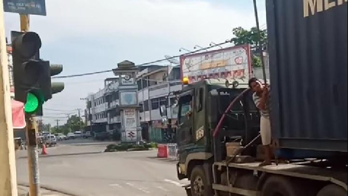 Truk trailer saat melintas di depan pos polisi lalu lintas, Simpang Empat kota Rantauprapat